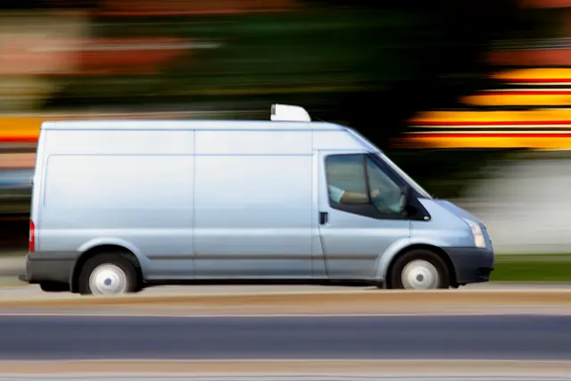 Mit einem Kastenwagen soll ein mutmaßlicher Fahrraddieb einen Mann touchiert haben, der ihn bei seinem Coup aufhalten wollte. (Symbolbild) | Foto: kaczor58/Smarterpix