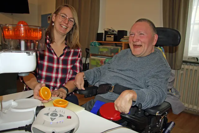 Melanie Gahleitner übt mit Norbert die Augensteuerung für die unterstützte Kommunikation.  | Foto: Caritas