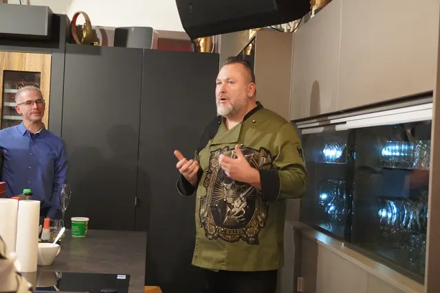 Showkoch Robert Dorr führte nicht nur die neuesten Geräte vor, er gab den Gästen auch den ein oder anderen Tipp rund ums Kochen. | Foto: Jennifer Flechl / MeinBezirk