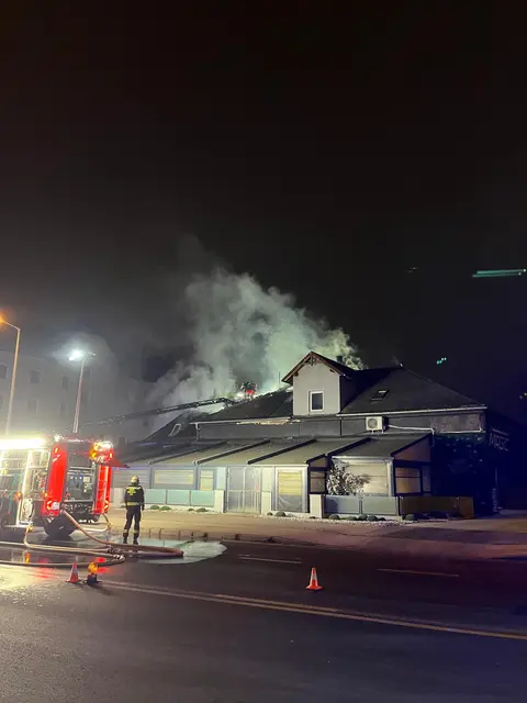 Der Dachstuhl des Hauses stand in Flammen.  | Foto: Berufsfeuerwehr Linz