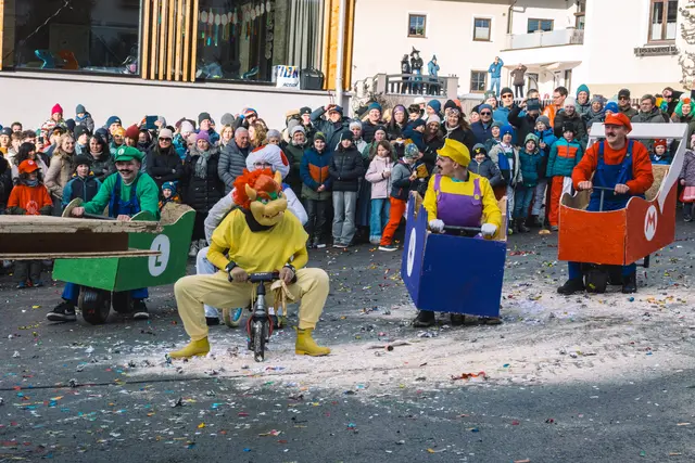 Bunt und lustig ging es zu, am Sonntag in Navis! Die Schützenkompanie lud zum Maskenumzug – und viele Gruppen sind ausgerückt – wie hier die Jungbauernschaft Innernavis mit ihrem Mario-Kart-Mobilen! | Foto: Pernsteiner