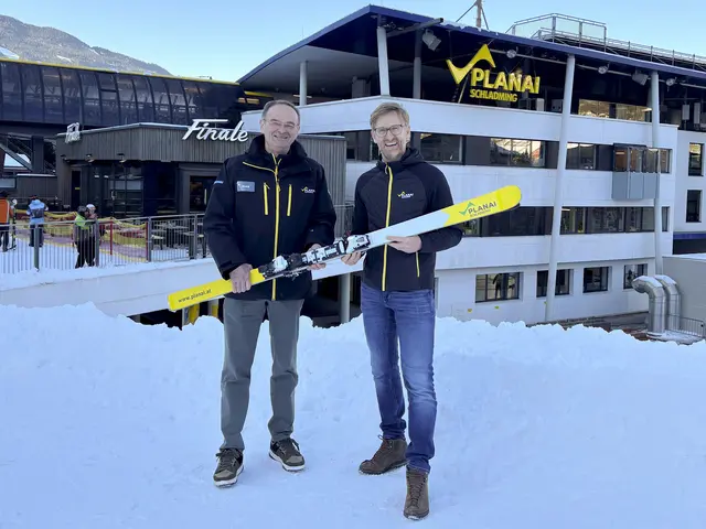 Geschäftsführerwechsel bei den Planai-Hochwurzen-Bahnen: Georg Bliem übergab einen symbolischen Ski an Nachfolger Peter Weichbold.
 | Foto: Sabrina Melcher