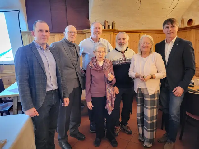 DI Dr. Johannes Kropf (Obmann), Johann Pfeiffer (50 Jahre), Hertha Kopetzky (70 Jahre), Hans Lahoda (25 Jahre), Helmut Wimmer (60 Jahre), Karin Kaiser i.V. für DI Dr. Karl Kaiser (65 Jahre), Franz Hatvan (Gemeinderat in Wr. Neustadt). | Foto: ÖTK Österreichischer Touristenklub