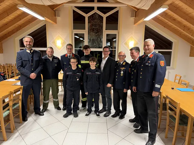 Ronny Rull mit Sohn Valentin bei der Jahreshauptversammlung der Freiwilligen Feuerwehr  | Foto: ÖVPClub