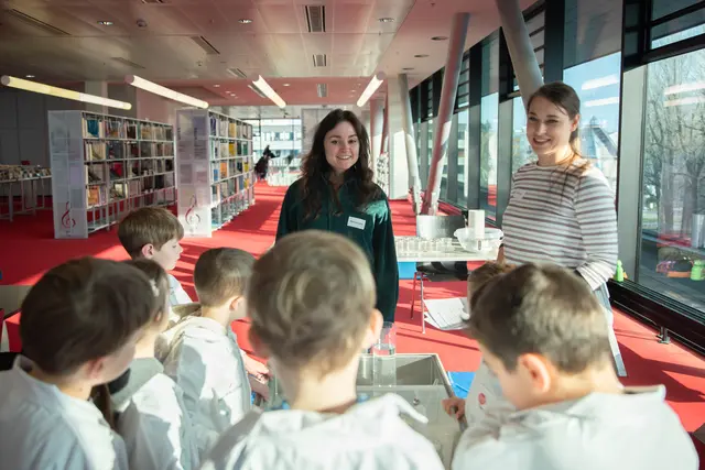 Die Stadtbibliothek Salzburg setzt auch 2026 die kostenfreie Workshop-Reihe „Future Skills Lab“ – MINT Workshops für Tüftlerinnen fort.
 | Foto: Stadt Salzburg/Rocio Escabosa