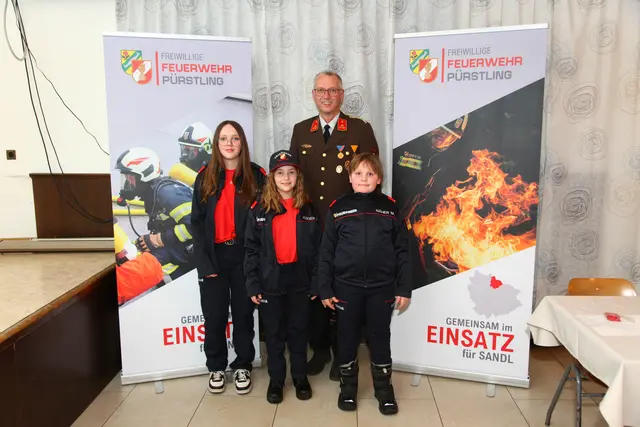 Kommandant Martin Hildner mit Selina und Sophia Hobbiger sowie Martin Näher. | Foto: FF Pürstling/Bräuer