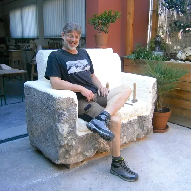 Reinhard Winter auf seinem Stein-Sofa für das er mit dem "Österreichischen Designpreis Naturstein 2022"  ausgezeichnet wurde (Archivfoto). | Foto: Winter