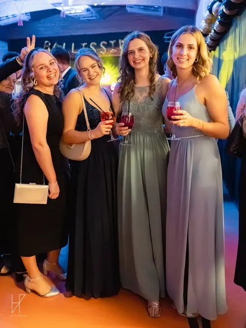 Auch dieses Damenquartett genoss das Ballhighlight des SV Luksch Riedau. | Foto: Hanna Petershofer