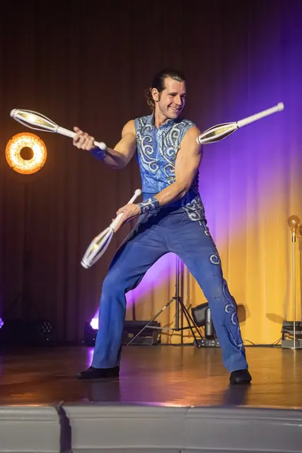 "Alles Zirkus" mit Zirkusdirektor Alexander Schneller vom Circus Pikard mit seinen bewundernswert akrobatrischen Vorführungen.