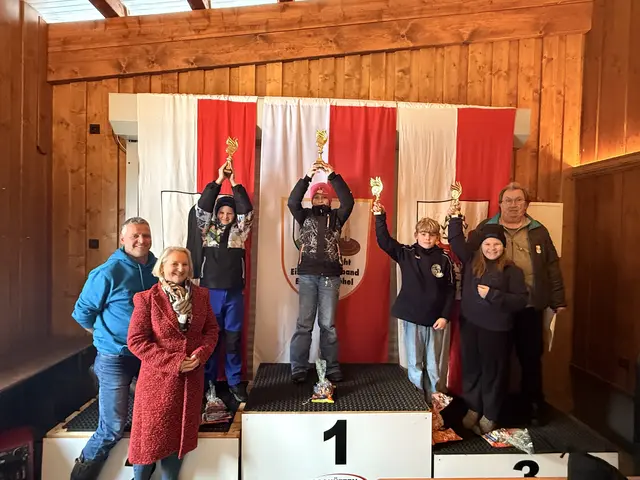 Siegerehrung der U-12 Schüler Bezirksmeisterschaft 2026. Vizemeister Peter Neuschmid, Bezirksmeisterin Laura Thomas, Rang 3 Simon Schaflechner und Anna Beihammer mit den Gratulanten Rupert Strasser Obmann EC Brixen, Frau Landtagsabgeordnete Claudia Hagsteiner und Bezirksobmann Andi Aberger.
