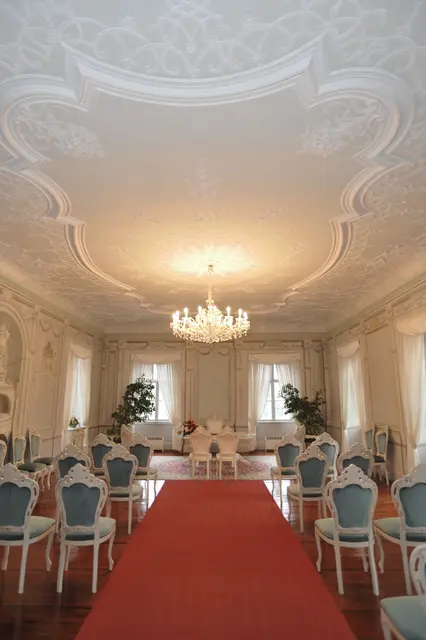 Edler Rahmen: der Standesamt-Saal im Schloss. | Foto: Santrucek