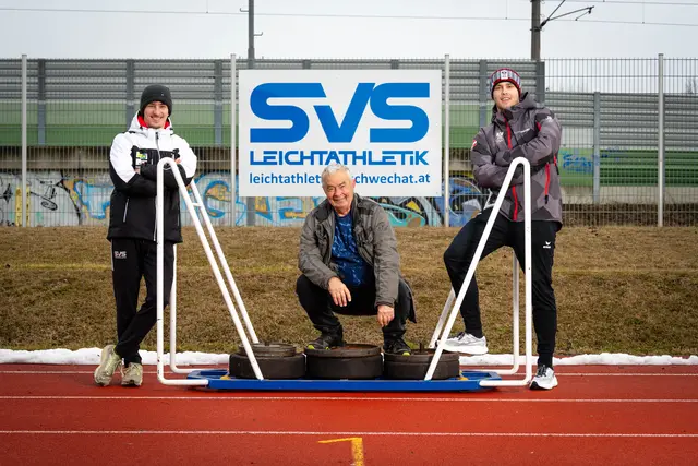 Teamkollege Max Förster, Trainer und Mentor Irek Krawcewicz und Leo Sares. | Foto: Raphael Fasching