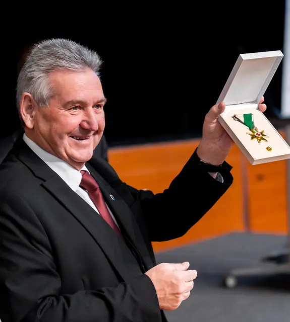 Große Freude bei Bgm. Josef Niggas über das goldene Verdienstzeichen. | Foto: Petru Rimovetz