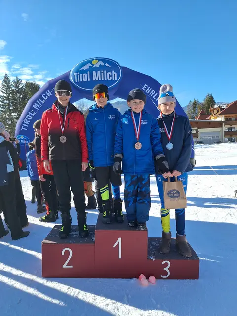 Der Biathlon-Nachwuchs aus Reutte zeigte in Erpfendorf sein Können und wurde mit Medaillen belohnt. | Foto: Biathlon Team Reutte