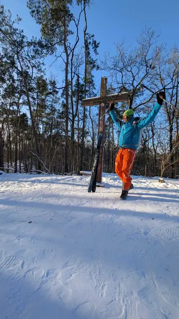 Andreas Aschaber mit Skiern auf dem Großen Müggelberg in Berlin – einem von seinen „16 German Ski Summits“. | Foto: Andreas Aschaber