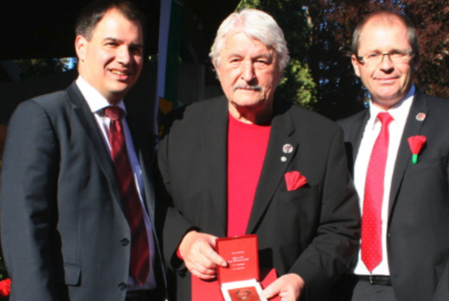 Im Jahr 2016 erhielt Karl Neuhauser die Viktor-Adler-Plakette, hier mit dem damaligen LH-Stv. Michael Schickhofer und Bgm. Bernd Osprian