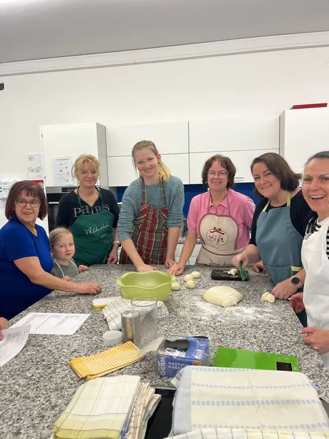Unter der Anleitung von Elfi Schwarz hatten die Frauen viel Spaß beim Backworkshop. | Foto: Holzmann