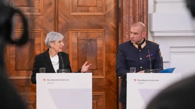 Bei der Pressekonferenz am Dienstag: Justizministerin Sporrer und der Generaldirektor Friedrich Alexander König. | Foto: Andreas Pölzl/MeinBezirk