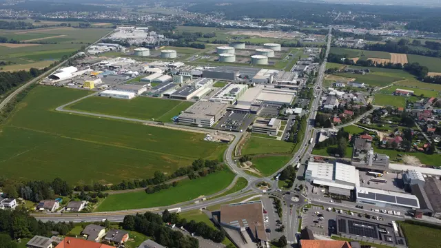 Von der Steinhalle (im Bild unten) bis zur Autobahnauffahrt sind schon lange vier Fahrstreifen geplant. Nun steht fest: Es besteht keine UVP-Pflicht.  | Foto: Simon Michl