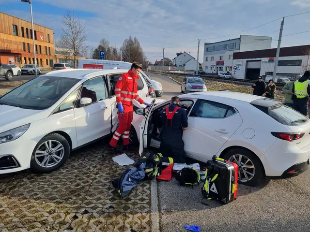 Gleich mehrere geparkte Autos wurden bei einem Crash auf der B129 in Akoven auf einem Pendlerparkplatz beschädigt. | Foto: FFW Alkoven