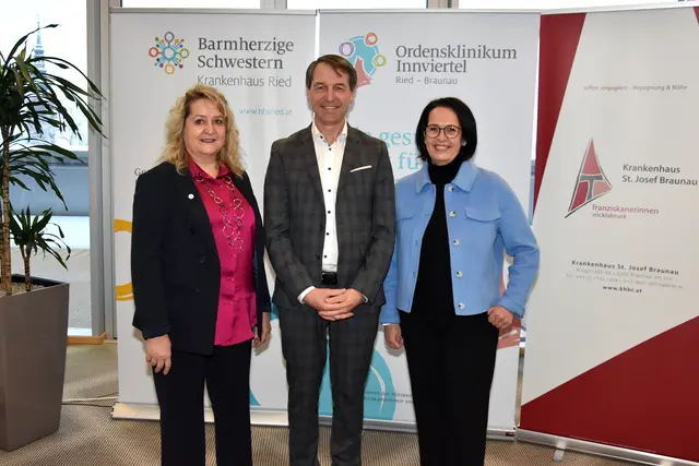 Die beiden Pflegedirektorinnen Angela Huber aus Ried (l.) und Gerlinde Bermannschlager aus Braunau (r.) mit dem Geschäftsführer des Krankenhauses Braunau, Erwin Windischbauer. 
 | Foto: BHS Ried
