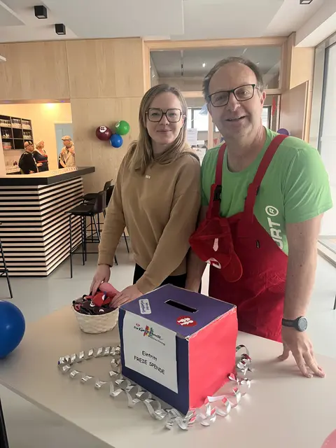 Vizebürgermeisterin Laura Moser kümmerte sich um die Gäste, Bürgermeister Martin Mitteregger war als DJ im Einsatz für die Kids. | Foto: Gemeinde Pöttsching