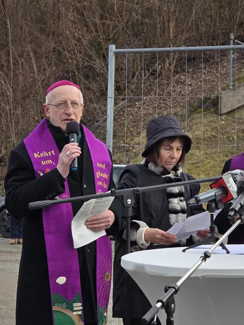 Bischof Franz Scharl betonte in seinem ökumenischen Gebet die Bedeutung von Erinnerung und deren Weitergabe, insbesondere an jüngere Generationen. | Foto: Romapastoral
