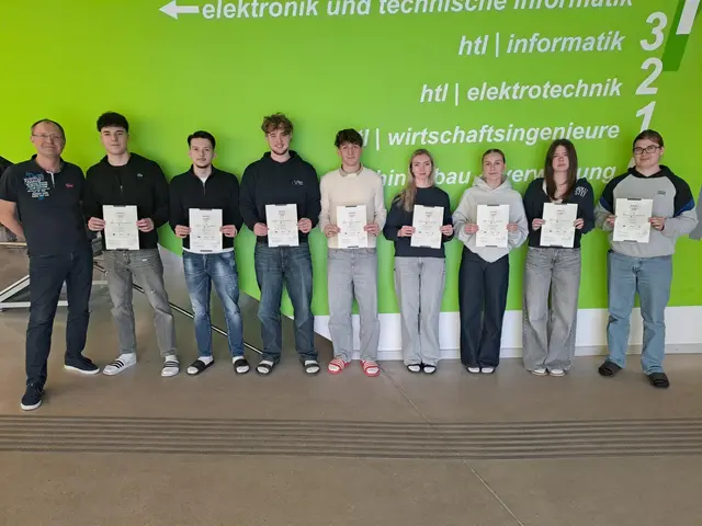 Die Absolventinnen und Absolventen mit dem Zertifikat in der Hand | Foto: HTL St. Pölten
