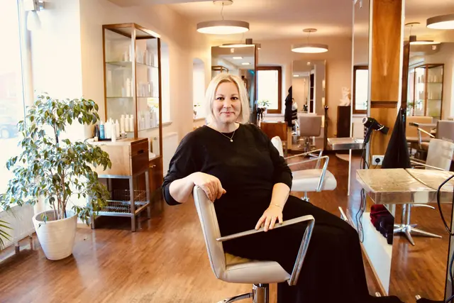 "Friseur Sandra" eröffnet am 3. Februar 2026: Sandra Koller aus St. Roman führt den Friseursalon im Ortszentrum Münzkirchen weiter. Ingeborg Salletmayr  leitete diesen 35 Jahre lang bis zu ihrer Pensionierung im Dezember 2025. | Foto: Koller