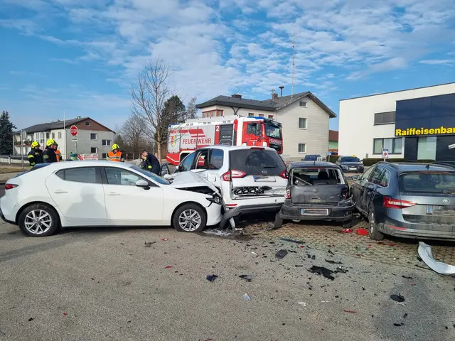 Gleich mehrere geparkte Autos wurden bei einem Crash auf der B129 in Akoven auf einem Pendlerparkplatz beschädigt. | Foto: FFW Alkoven