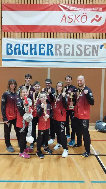 Die erfolgreichen Leibnitzer Kickboxer mit ihren Medaillen und Pokalen in Kärnten | Foto: ASKÖ Kickbox-Club Leibnitz