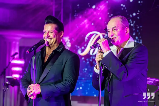 Pete Art (links) und Herbert Prohaska stehen seit 20 Jahren gemeinsam auf der Bühne. | Foto: www.tschikinifoto.at