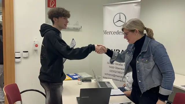 Simon Sommerbauer nach seinem Gespräch bei Mercedes Schranz  | Foto: Lisa Stöckl