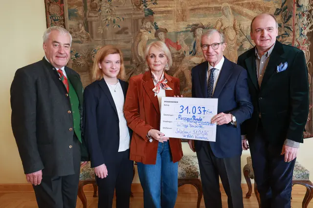 Im Bild bei der Scheckübergabe in den Räumen der Internationalen Salzburg Associaton: v.l. v.l. Ludwig Spaenle (Antisemetismusbeauftragter der Bayerischen Staatsregierung), Musiker Elias Keller, Organisatorin Claudia Gugger-Bessinger, Altlandeshauptmann und ISA Präsident Wilfried Haslauer und Günther Bessinger. | Foto: Franz Neumayr