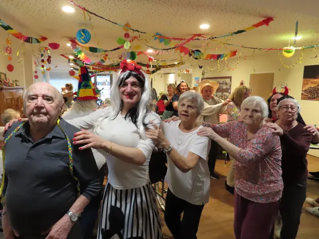 Polonaisetanzen: Die Bewohner und das Team bildeten eine Polonaise und tanzten durch die Gänge. | Foto: Marienhof Wohngemeinschaften GmbH