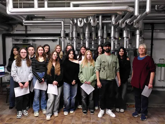 Schüler:innen als Energiedetektive bei einer Praxisbegehung mit dem Schulwart und einer Expertin vom Klmabündnis OÖ | Foto: BORG Ried