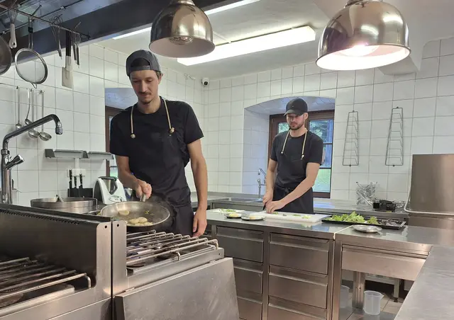 Josef Kellner und Jakob Meier kochen im Gasthaus "Zum Bergmann" während ServusTVs"Heimatleuchten - Winter auf der Turrach" in Turracher Höhe, Österreich am 24. Februar, 2024. | Foto: ServusTV / Carolin Darschin