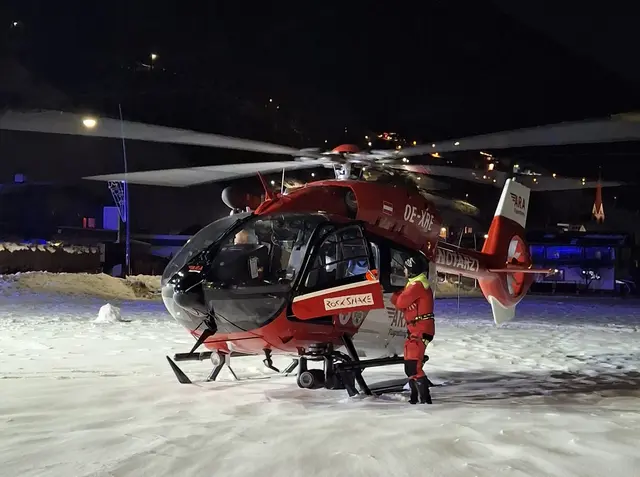 Rettungskräfte versorgten eine verletzte Person nach einem Unfall in Sölden, bevor der Verletzte mit dem Rettungshubschrauber in die Klinik nach Innsbruck geflogen wurde. | Foto: zoom.tirol