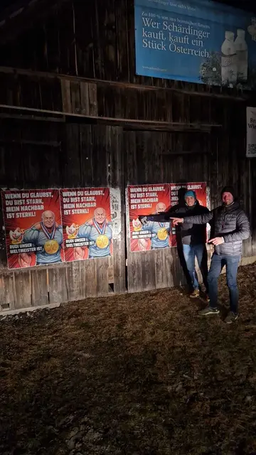 Ein eigenes Plakat als Überraschung zum 70er in Loising: "Wenn du glaubst, du bist stark, mein Nachbar ist Sterkl!" | Foto: privat