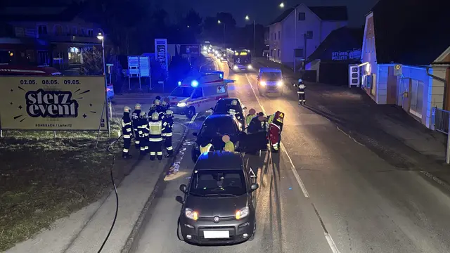 Feuerwehreinsatz auf der B54 bei Seibersdorf: FF Grafendorf und Rotes Kreuz bergen Verletzte nach Auffahrunfall mit drei Fahrzeugen. | Foto: FF Grafendorf