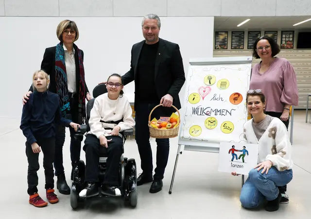 v.li.n.re.: Schülerin Miradije Elmazi, Direktorin Regina Holzer, Schülerin Laura Wieser, Bürgermeister Peter Molnar, die Pädagoginnen Barbara Ruhdorfer und Bettina Steger beim „Schulparlament“ in der Kleingruppenschule Krems (ASO) | Foto: Stadt Krems