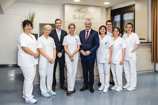 DGKP Ines Kahraman, DGKP Malgorzata Berndl, HNO-Facharzt und Operateur Dr. Hannes Brandt, DGKP Annamaria Haushofer, Landesrat Anton Kasser, DGKP Anneliese Albich, Abteilungsleiter Anästhesie und Intensivmedizin des UK Tulln-Klosterneuburg Prim. Prof. PD Dr. Andreas Duma, MSc, MBA, FESAIC, STL Stv. Tagesklink DGKP Monika Wurzl und DGKP Christiane Hosemann-Wörle | Foto: NÖ LGA / David Schreiber