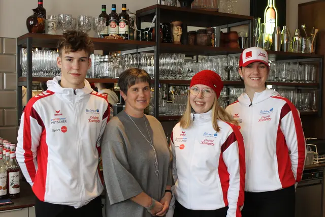 Tourismusschulen-Direktorin Manuela Riener (2. v. l.) ist stolz, dass acht ihrer Schüler bei Olympia Praxis sammeln können. Aus dem Bezirk sind mit dabei: Paul Niedermayr, Viola Sigmund und Selina Pirklbauer (v. l.).  | Foto: MeinBezirk/Gernot Fohler