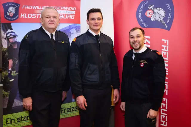 Ulrich Schultes (Mitte) ist der neue Kommandant der FF Klosterneuburg und Patrick Jost (rechts) sein Stellvertreter. Martin Kaiser bleibt Leiter des Verwaltungsdienstes. | Foto: FF Klosterneuburg