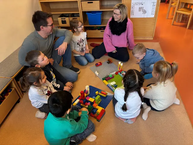 Im städtischen Kindergarten Ahorn: Kindergartenleiter Peter Sams und Bürgermeisterin Ines Schiller freuen sich über die Auszeichnung 1A im Kinderbetreuungsatlas der AK Oberösterreich. Bad Ischl zählt damit zu den Gemeinden mit besonders gutem Betreuungsangebot für Kinder. | Foto: Stadtgemeinde Bad Ischl