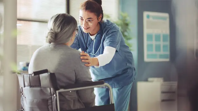 Die Menschen werden immer älter, entsprechend gefragt sind Pflegekräfte. Dieser Berufszweig ist anspruchsvoll, hält aber auch eine Vielzahl an vorteilen bereit. | Foto: Adobe Stock/sebra