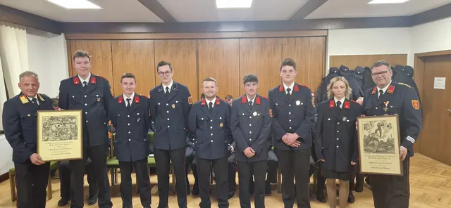 Auch Bezirksfeuerwehrkommandant Friedrich Monai (li.) zeigte sich vom Jahresbericht der Guttaringer Kameraden begeistert. | Foto: FF Guttaring