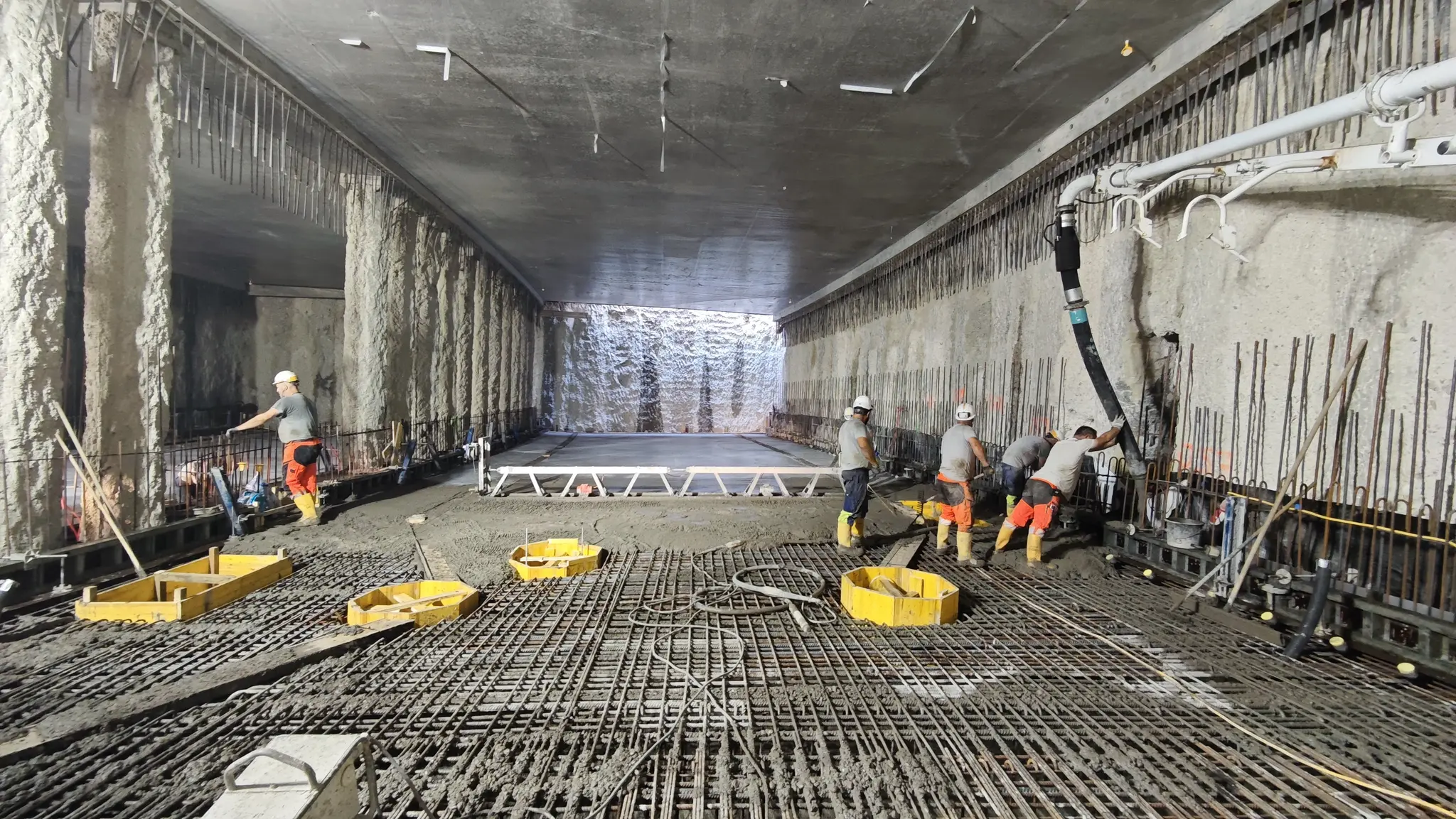 幹線道路の完成に北側の建設の順番を縛られながら、市と開発会社が街区を作り続けている