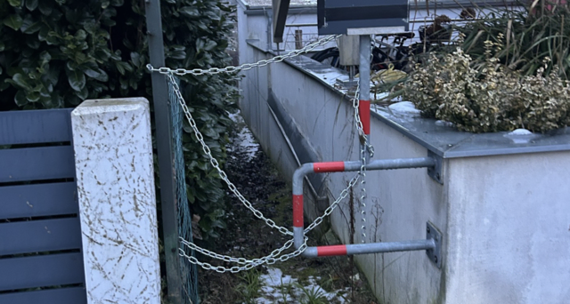 Ketten und Schilder versperren plötzlich einen alten Schulweg in Eggenburg. | Foto: Markus Kahrer
