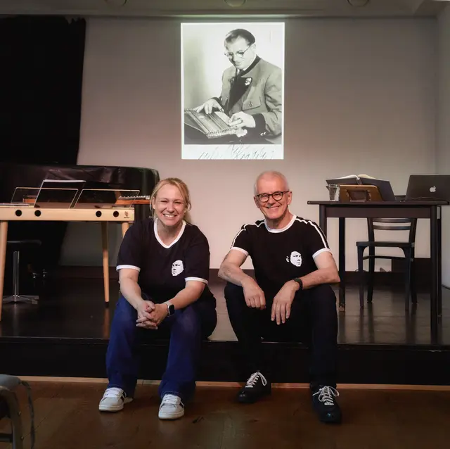 Astrid Hofmann (Zither) und Rudi Hausmann (Moderation) gestalten den Abend im Bezirksmuseum Liesing mit Musik und Hintergrundgeschichten rund um den Filmklassiker Der Dritte Mann. | Foto: Hans Ringhofer